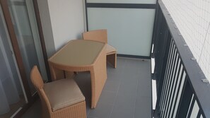 Outdoor dining - Apartment in Warsaw, free underground garage and WiFi, auto check-in-out code (Warszawa)