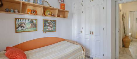 2 makuuhuonetta, silitysrauta/-lauta, ilmainen Wi-Fi, vuodevaatteet