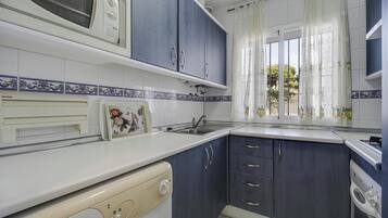 Een koelkast, een magnetron, een oven, een kookplaat