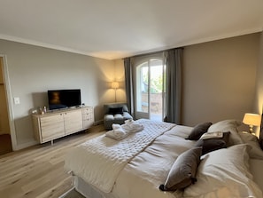 4 bedrooms, desk, iron/ironing board, travel cot