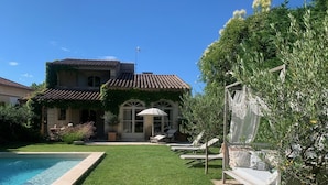 A house with a swimming pool, a covered patio, and a garden. - Luxury villa in town center; 5* in a quiet location  (Saint-Rémy-de-Provence)