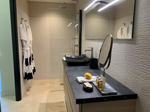 Combined shower/tub, hair dryer, towels, soap - Luxury villa in town center; 5* in a quiet location  (Saint-Rémy-de-Provence)