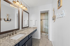 Ensemble douche/baignoire, sèche-cheveux, serviettes fournies, shampoing