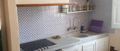 Een koelkast, een oven, een kookplaat, een vaatwasser