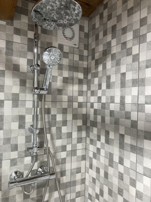 Shower, towels, soap, toilet paper - Beautifully located vacation home with private pool (Antequera)