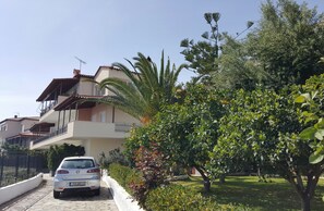 Property grounds -  Sunrise 2 Apartment - Beautifully Located Air Conditioned Apartment Above Beach (Xiropigado)