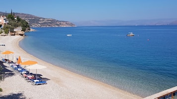 Rannalla, aurinkovarjoja