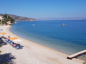 Am Strand, Sonnenschirme