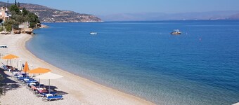  Sunrise 2 Apartment - Beautifully Located Air Conditioned Apartment Above Beach