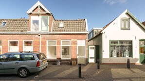 A row of brick buildings with a car parked in front. - Comfortable home near Amsterdam (Zaandam)