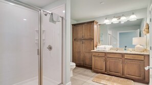 Combined shower/tub, jetted tub, hair dryer, towels