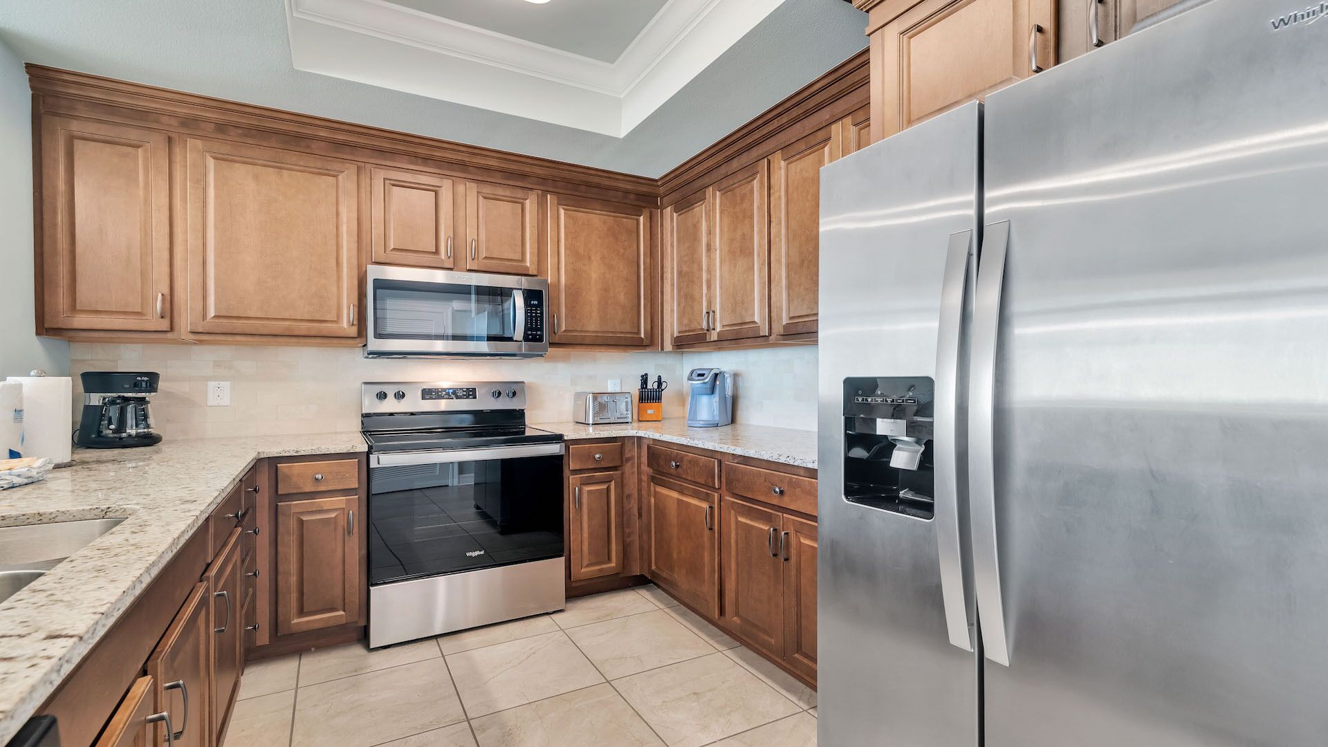 Réfrigérateur, four à micro-ondes, un four, surface de cuisson