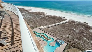Un resort con area piscina, spiaggia e vista sull'oceano.