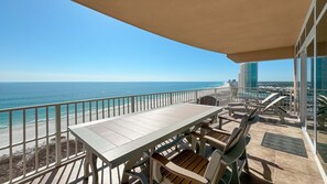 屋外ダイニングエリア