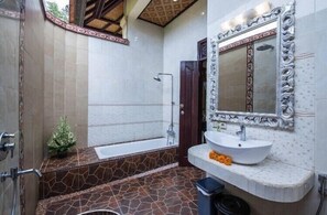 Badewanne, Handtücher, Seife, Toilettenpapier