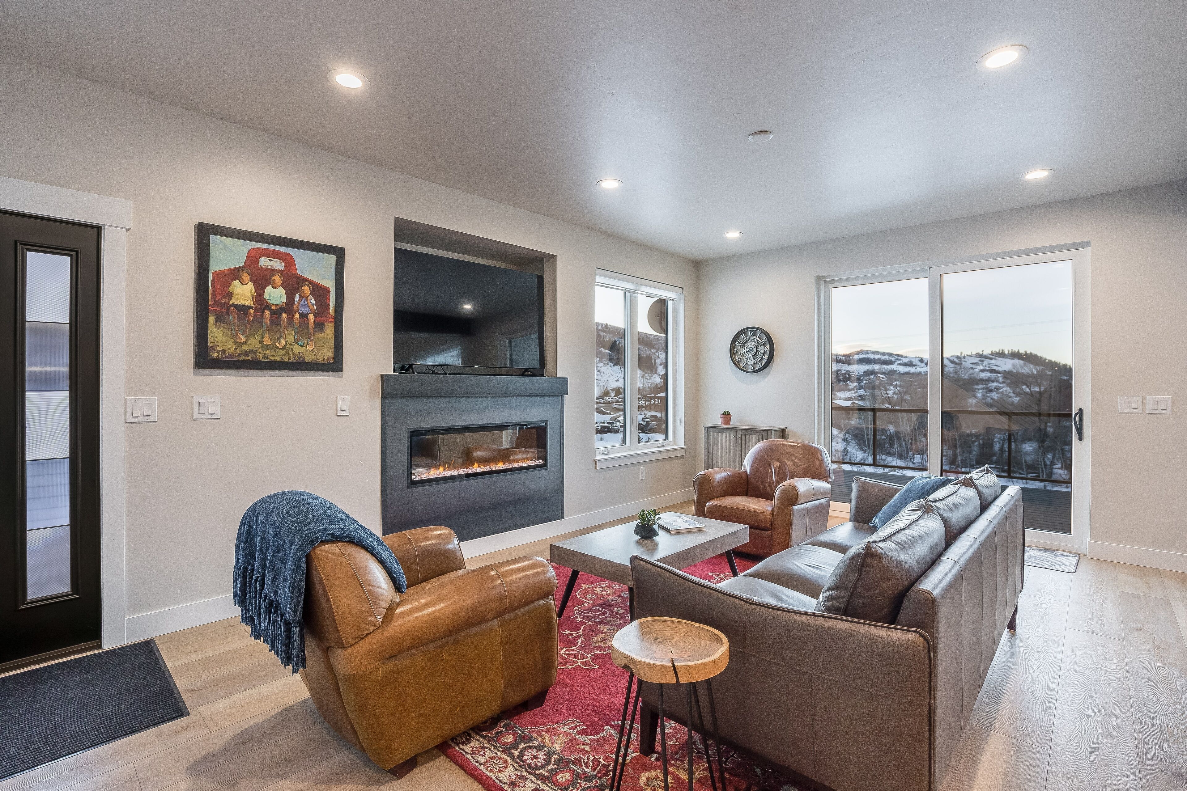 House, 5 Bedrooms | Living room | Flat-screen TV