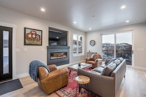 House, 5 Bedrooms | Living room | Flat-screen TV