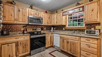 Mökki, 2 makuuhuonetta | Yksityinen keittiö | Jääkaappi, mikroaaltouuni, uuni, kahvin-/teenkeitin