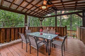 Cabin, 2 Bedrooms | Outdoor dining