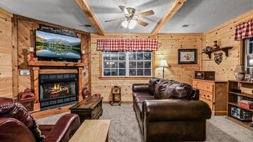 Cabana, 2 quartos | Área de estar | TV