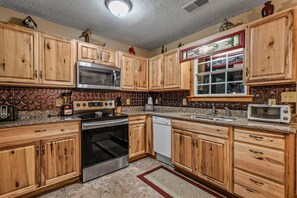 Private kitchen - Amazing Dreams 2 Bedroom Cabin by RedAwning (Sevierville)
