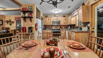 Mökki, 2 makuuhuonetta | Yksityinen keittiö | Jääkaappi, mikroaaltouuni, uuni, kahvin-/teenkeitin