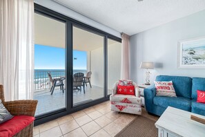 تلفزيون بشاشة مسطحة، مشغل دي في دي، مكتبة موسيقى، مكتبة فيديو