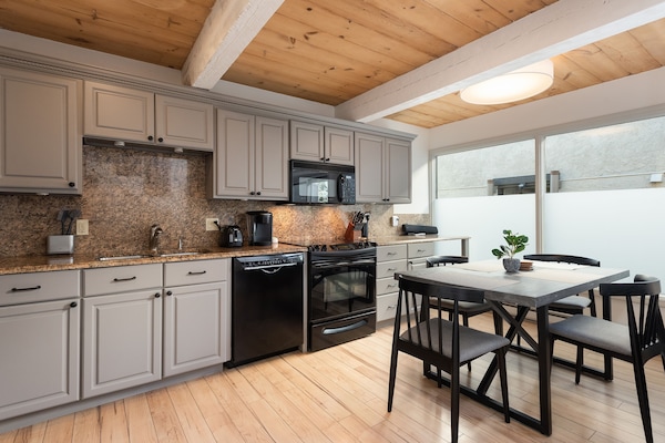 Een koelkast, een magnetron, een oven, een kookplaat