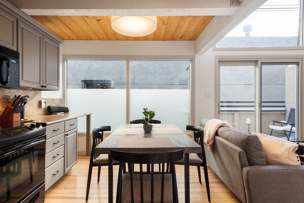 Refrigerador, microondas, horno, placa de cocina