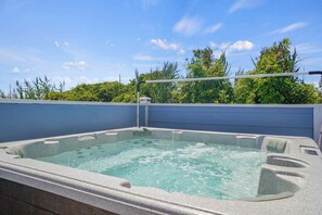 Un bain à remous offrant une vue dégagée sur le ciel et la végétation environnante.