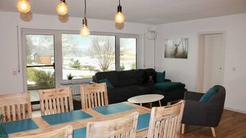 Fernseher, Tischtennisplatte, Bücher