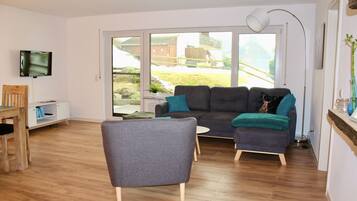 Fernseher, Tischtennisplatte, Bücher