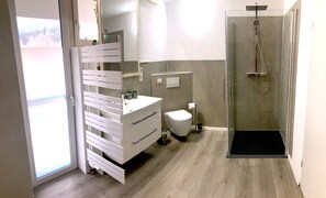Dusche, Haartrockner, Handtücher, Toilettenpapier