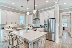 Fridge, microwave, oven, stovetop - Picture Perfect Retreat with LSV, Bikes, and Community Pool. 4 Minutes to Beach (Santa Rosa Beach)