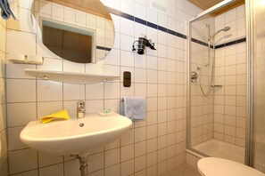 Dusche, Haartrockner, Handtücher