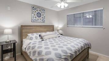 2 多间卧室、熨斗/熨衣板、WiFi、床单