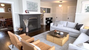 智能电视、壁炉、书、音乐库