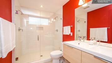Combined shower/tub, eco-friendly toiletries, hair dryer, towels