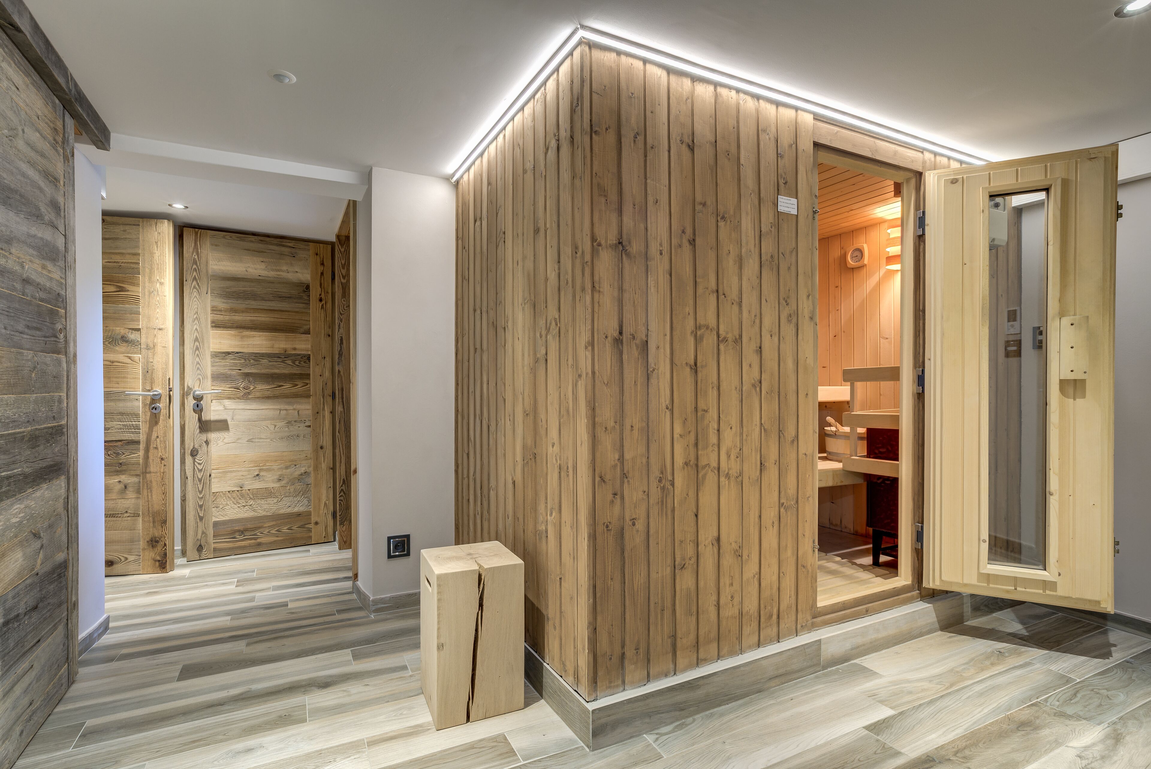 Un interior moderno con paneles de madera, un banco de madera y suelo de baldosas.