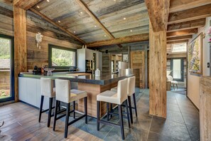 Fridge, microwave, oven, stovetop - Chalet Castorette Luxueux: Sauna - Near Chamonix center (Chamonix-Mont-Blanc)