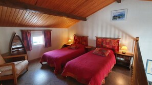 3 quartos, ferros/tábuas de passar roupa, berço de viagem