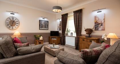 SCHOOL VIEW - in the bustling market town of Melrose near to the countryside