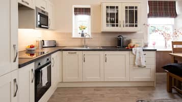 Een koelkast, een magnetron, een oven, een kookplaat