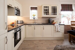 Kylskåp, mikrovågsugn, ugn och spishäll