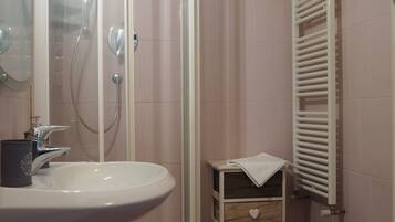 Dusche, Haartrockner, Bidet, Handtücher