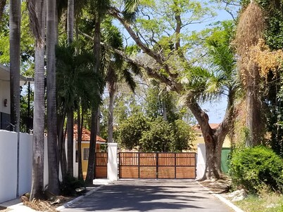 Gated 2 Bedroom Oasis with pool / Beaches & Hipstrip in walking distance