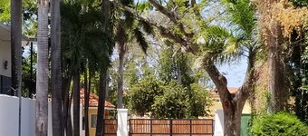 Gated 2 Bedroom Oasis with pool / Beaches & Hipstrip in walking distance