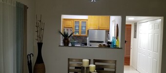 Gated 2 Bedroom Oasis with pool / Beaches & Hipstrip in walking distance