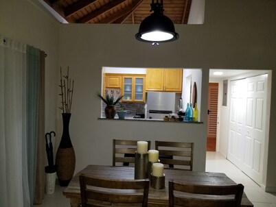 Gated 2 Bedroom Oasis with pool / Beaches & Hipstrip in walking distance