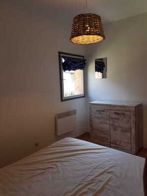 1 soverom og strykejern/-brett